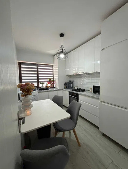 Apartament de 3 camere, 51 mp, parcare, str Sub Cetate