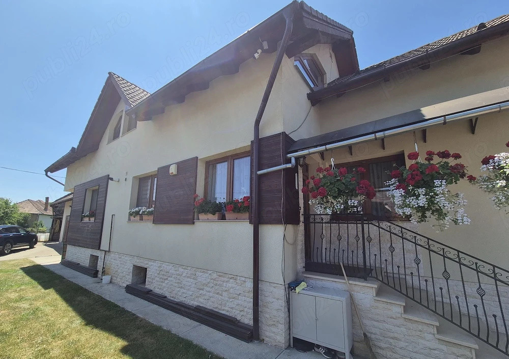 CAsa renovata, 187 mp utili, 800 mp teren, garaj, Luna de sus