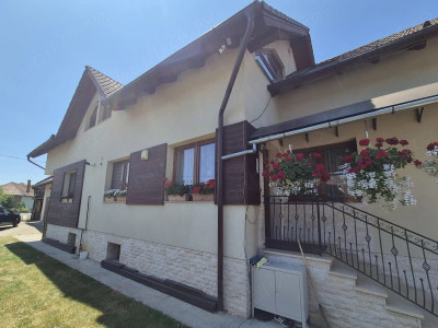 CAsa renovata, 187 mp utili, 800 mp teren, garaj, Luna de sus