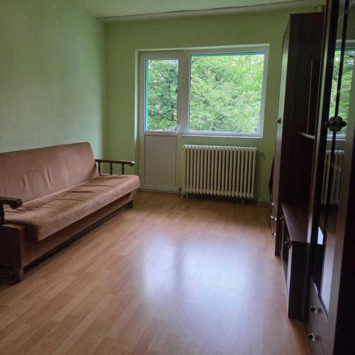 Apartament cu 2 camere decomandate, etaj intermediar