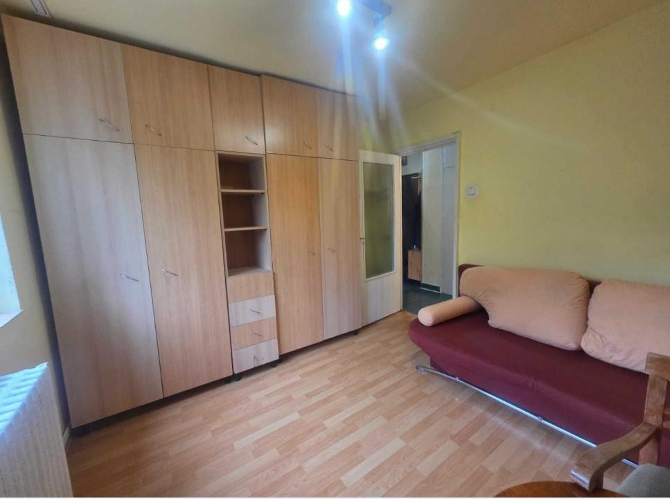 Apartament cu 2 camere decomandate, etaj intermediar