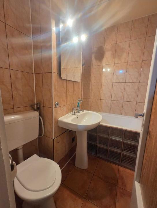 Apartament cu 2 camere decomandate, etaj intermediar