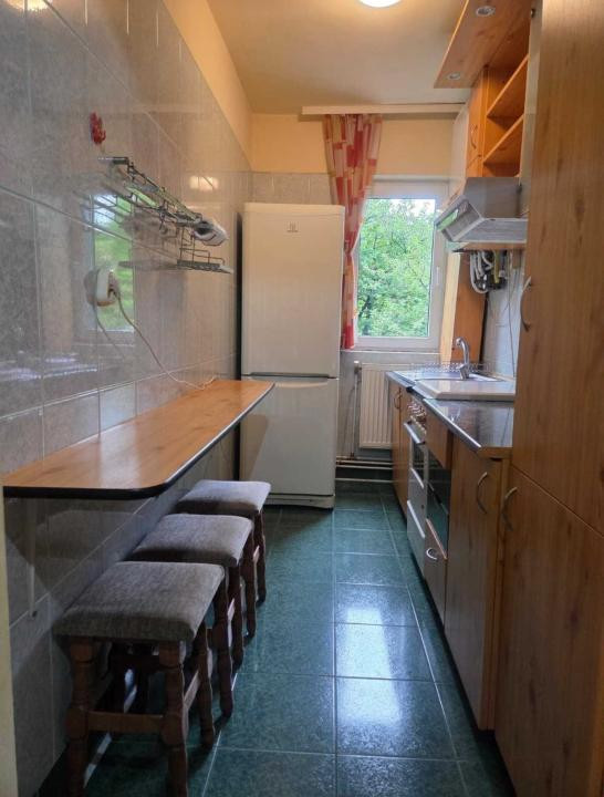 Apartament cu 2 camere decomandate, etaj intermediar