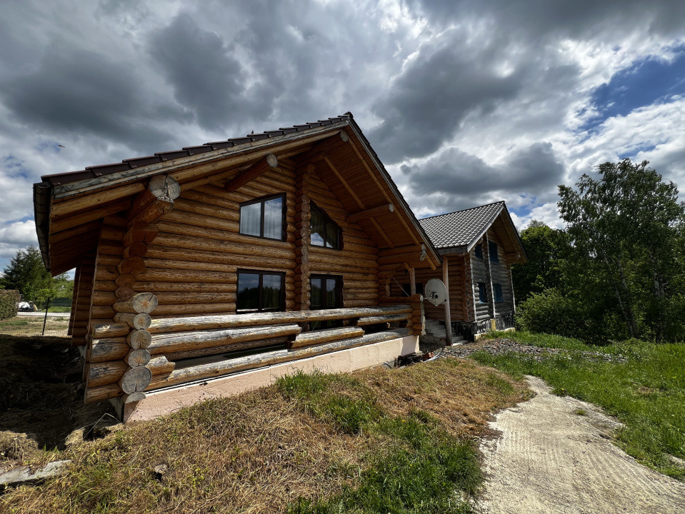 Doua cabane din bustean rotund, 120mp, 1200mp teren, zona Balcesti