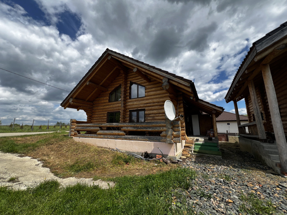 Doua cabane din bustean rotund, 120mp, 1200mp teren, zona Balcesti