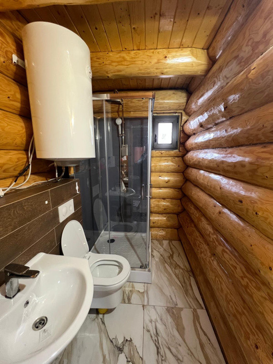 Doua cabane din bustean rotund, 120mp, 1200mp teren, zona Balcesti