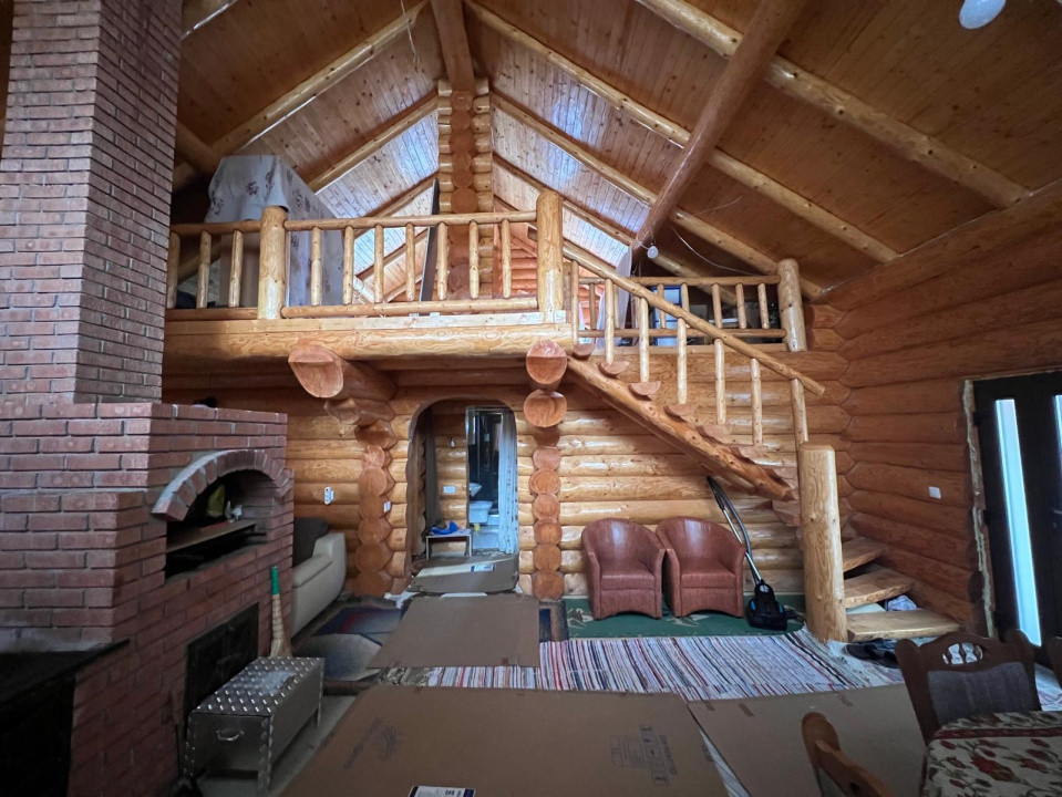 Doua cabane din bustean rotund, 120mp, 1200mp teren, zona Balcesti