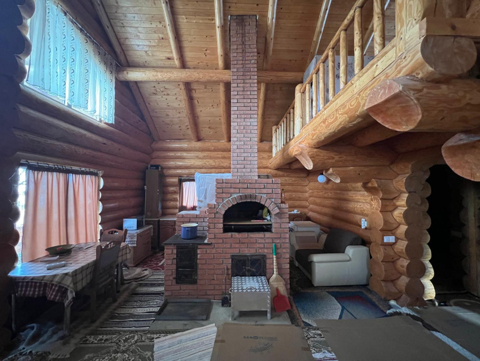 Doua cabane din bustean rotund, 120mp, 1200mp teren, zona Balcesti