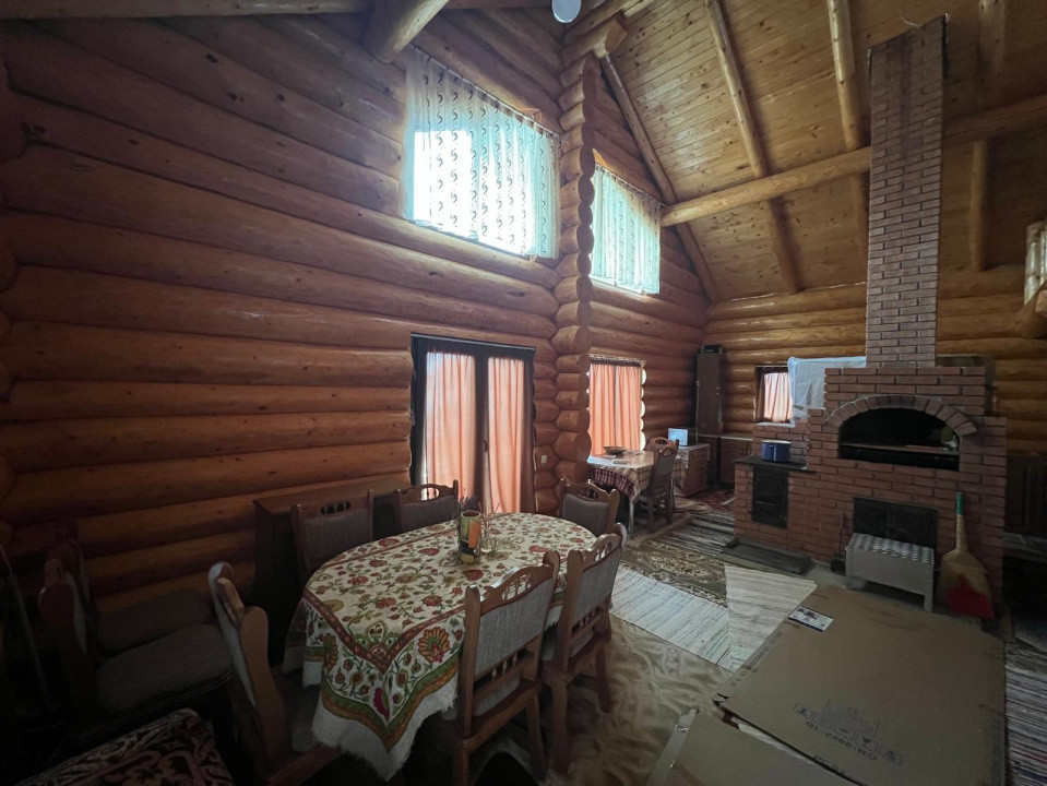 Doua cabane din bustean rotund, 120mp, 1200mp teren, zona Balcesti