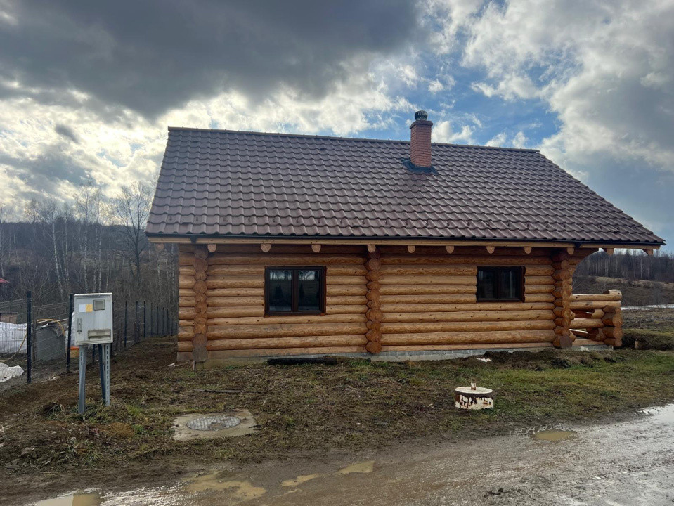 Doua cabane din bustean rotund, 120mp, 1200mp teren, zona Balcesti