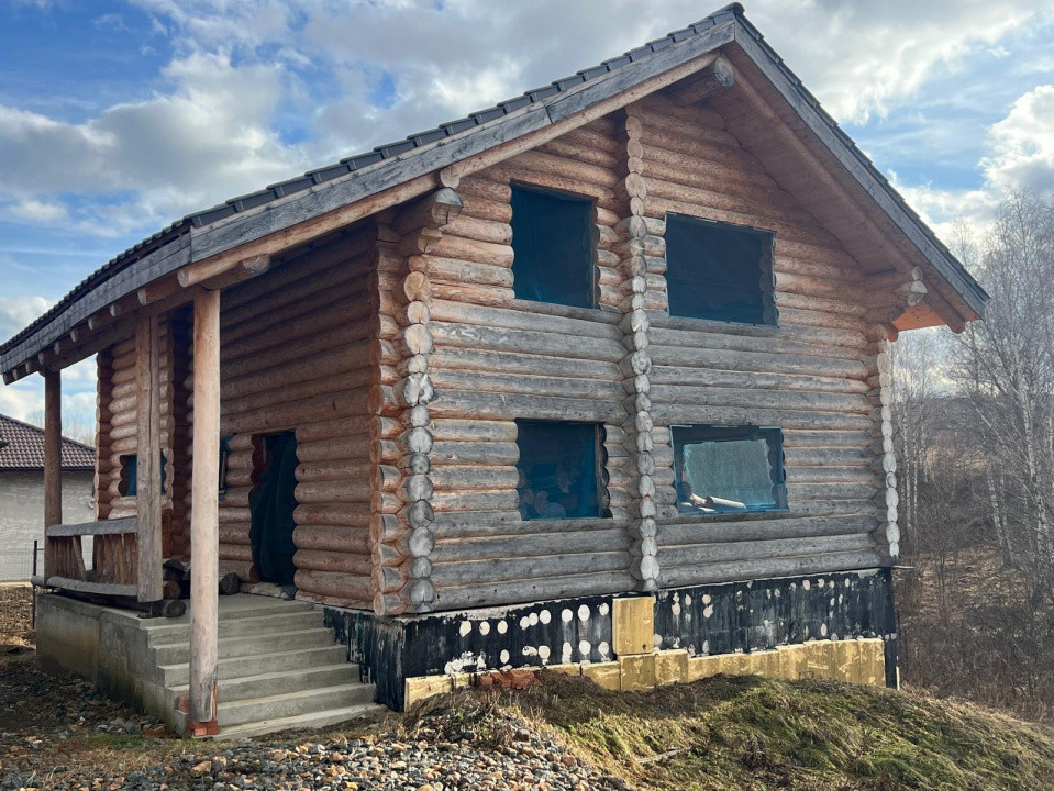 Doua cabane din bustean rotund, 120mp, 1200mp teren, zona Balcesti