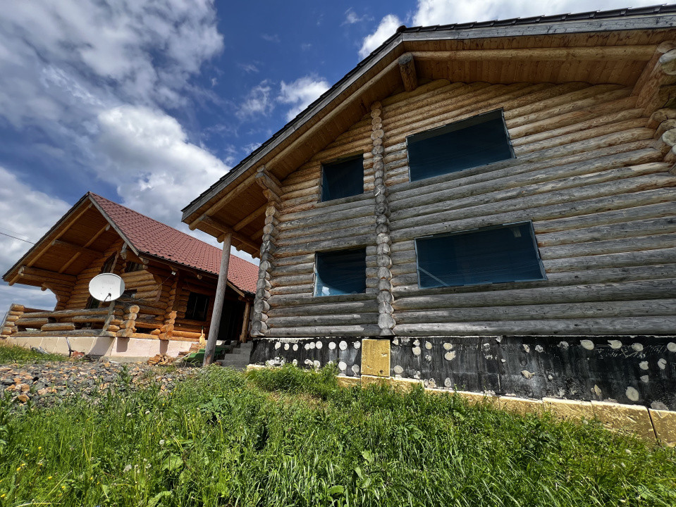 Doua cabane din bustean rotund, 120mp, 1200mp teren, zona Balcesti