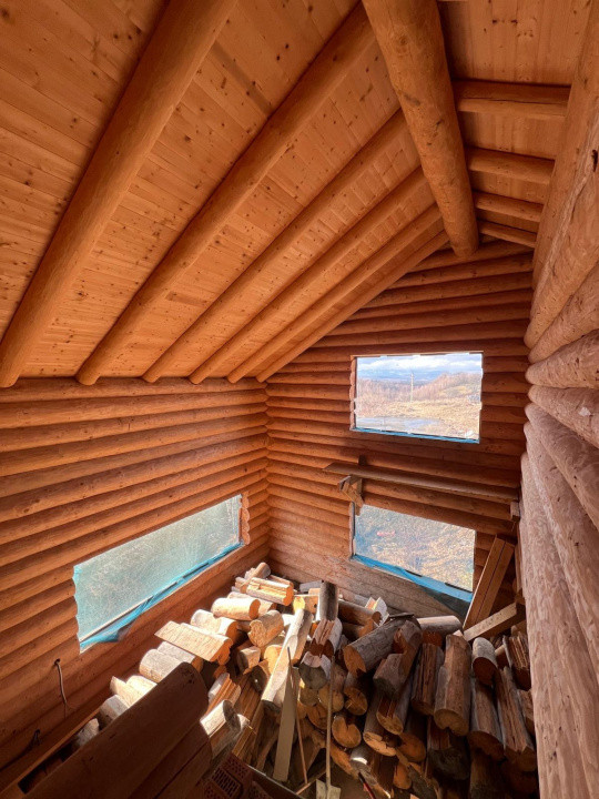 Doua cabane din bustean rotund, 120mp, 1200mp teren, zona Balcesti