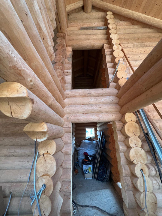 Doua cabane din bustean rotund, 120mp, 1200mp teren, zona Balcesti