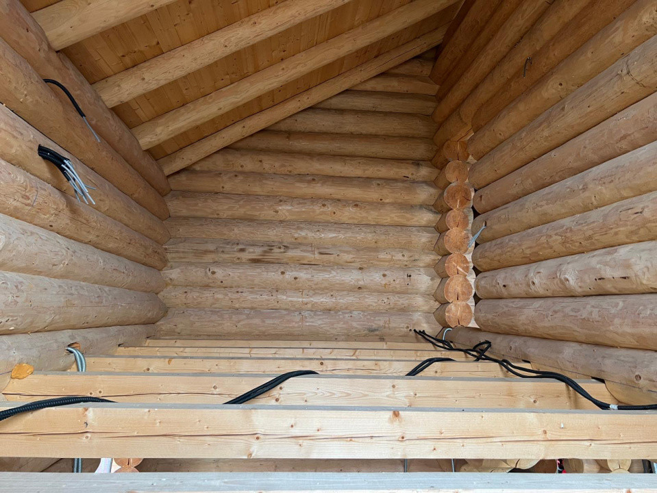 Doua cabane din bustean rotund, 120mp, 1200mp teren, zona Balcesti