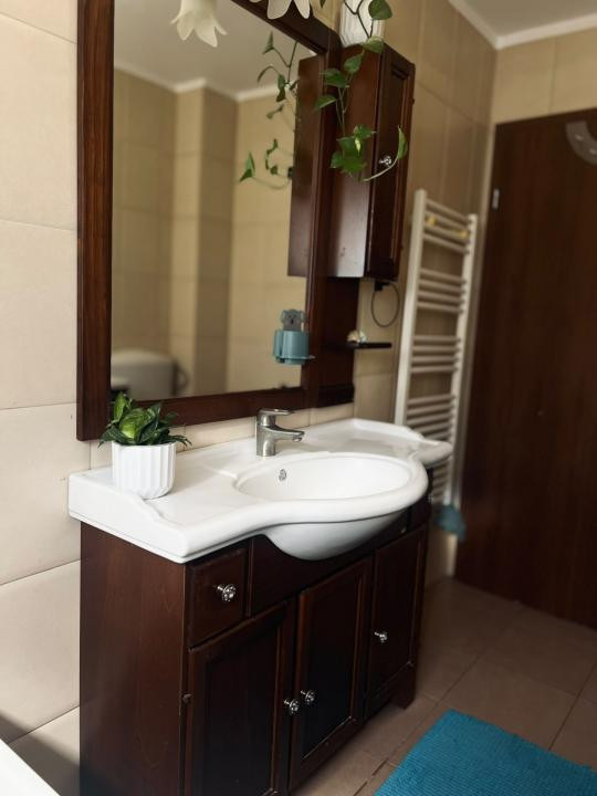 Apartament de 3 camere, 63 mp, parcare, garaj, str Teilor