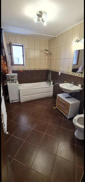 Apartament de 3 camere, 68 mp, etaj 1, terasa, str Sub Cetate
