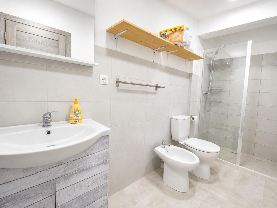 Apartament de 2 camere, 54 mp, 17 mp terasa, parcare, zona Stejarului