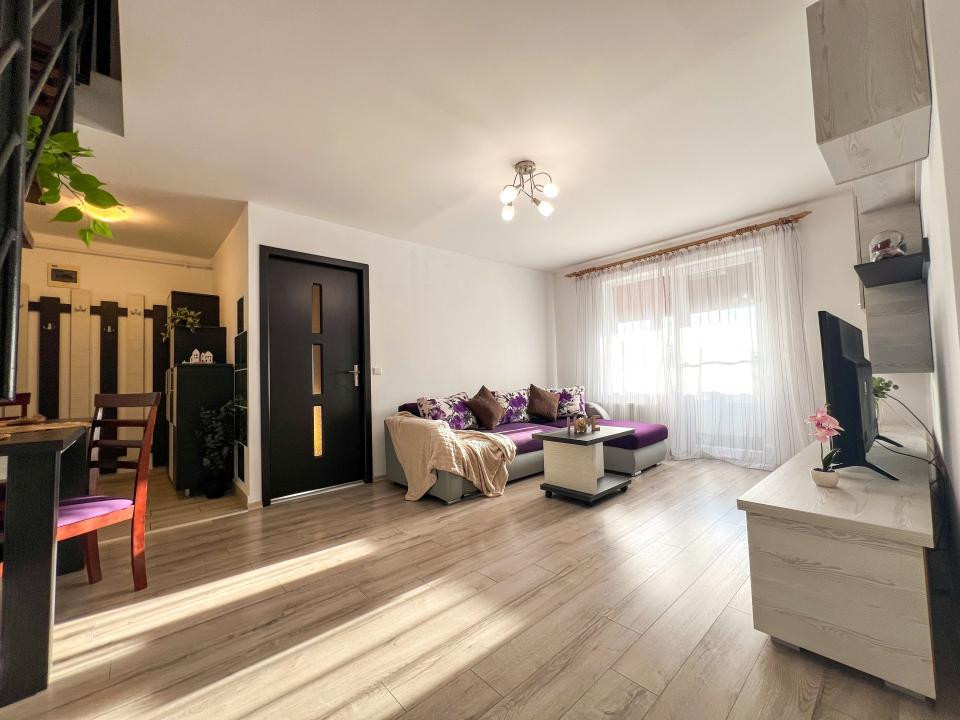 Apartament pe 2 nivele, 4 camere, parcare, str Sesul de sus 