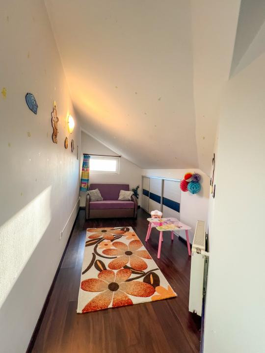 Apartament pe 2 nivele, 4 camere, parcare, str Sesul de sus 