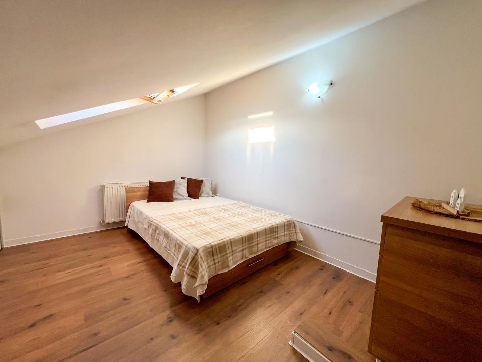 Apartament pe 2 nivele, 4 camere, parcare, str Sesul de sus 