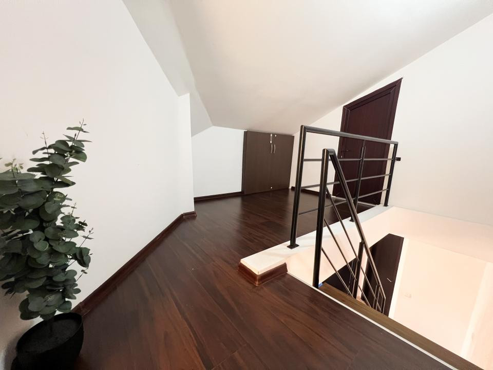 Apartament pe 2 nivele, 4 camere, parcare, str Sesul de sus 