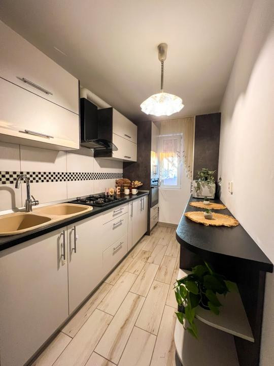 Apartament pe 2 nivele, 4 camere, parcare, str Sesul de sus 
