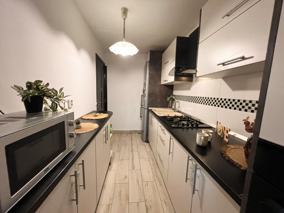 Apartament pe 2 nivele, 4 camere, parcare, str Sesul de sus 