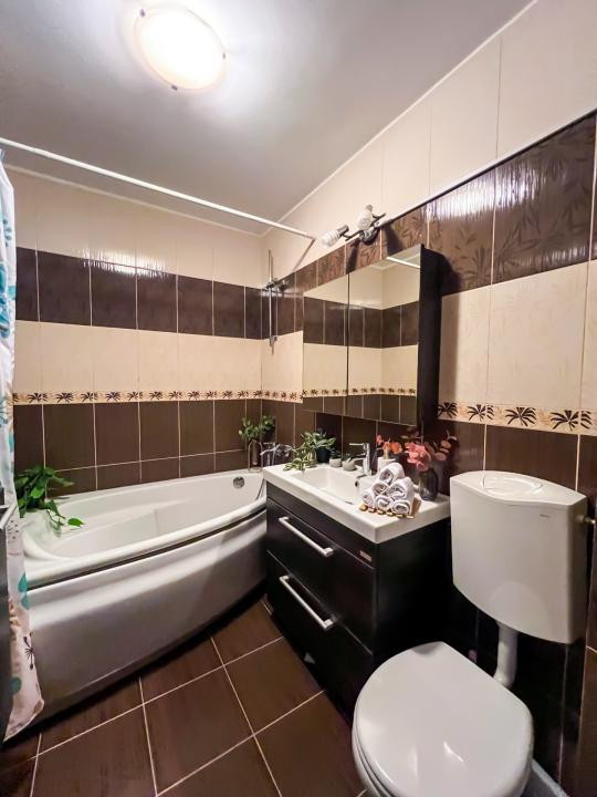Apartament pe 2 nivele, 4 camere, parcare, str Sesul de sus 