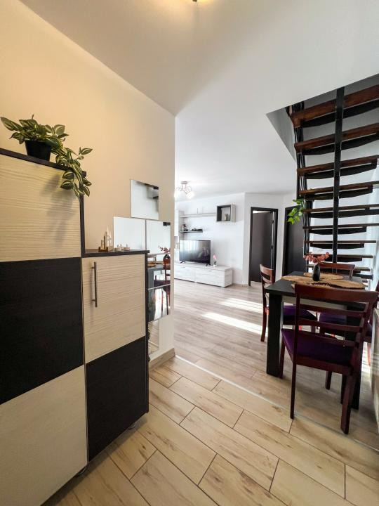 Apartament pe 2 nivele, 4 camere, parcare, str Sesul de sus 