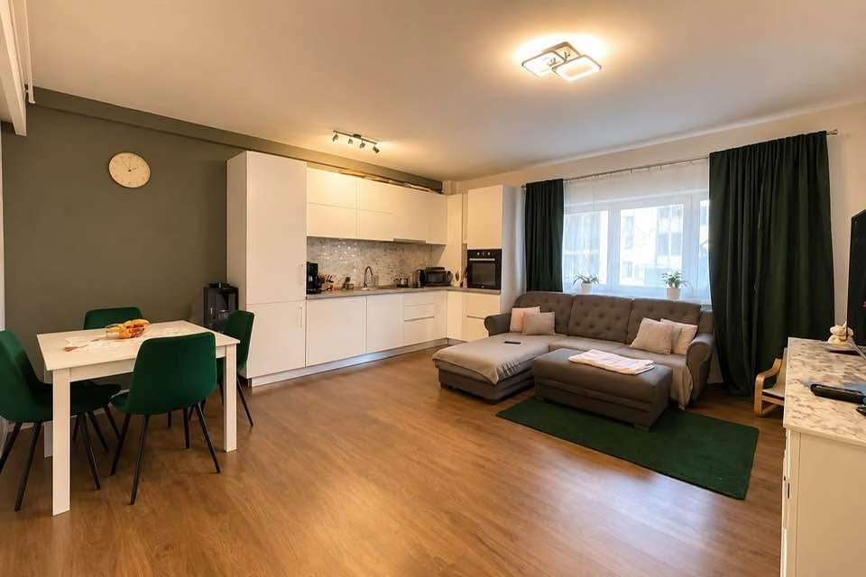 Apartament de 3 camere, curte de 44 mp, parcare, str Teilor