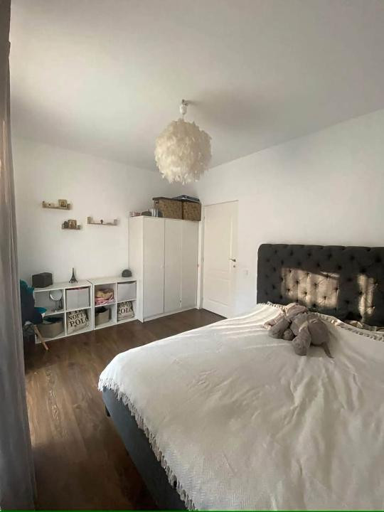 Apartament de 3 camere, curte de 44 mp, parcare, str Teilor