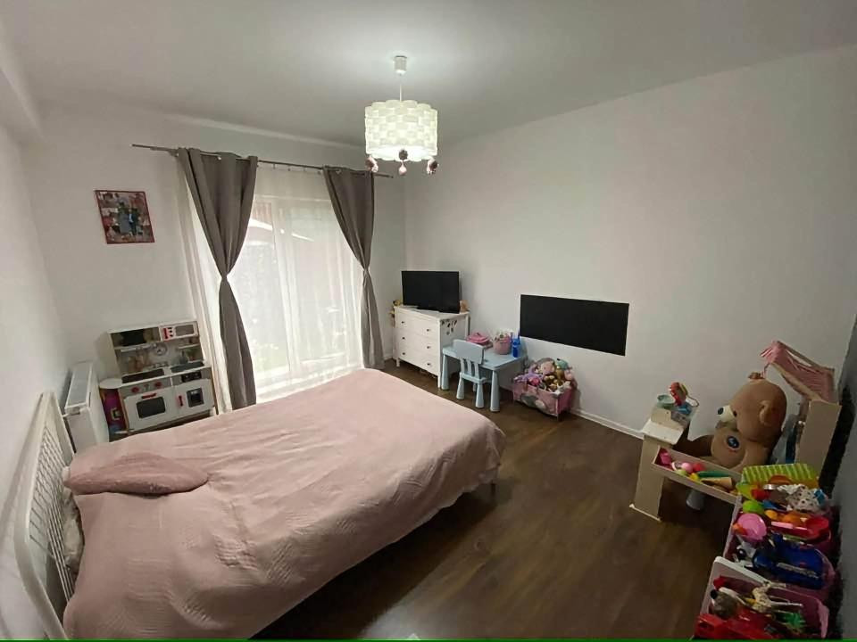 Apartament de 3 camere, curte de 44 mp, parcare, str Teilor