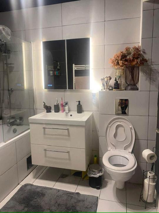Apartament de 3 camere, curte de 44 mp, parcare, str Teilor