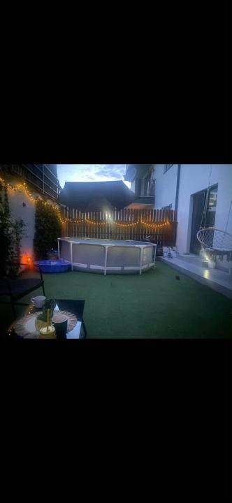 Apartament de 3 camere, curte de 44 mp, parcare, str Teilor