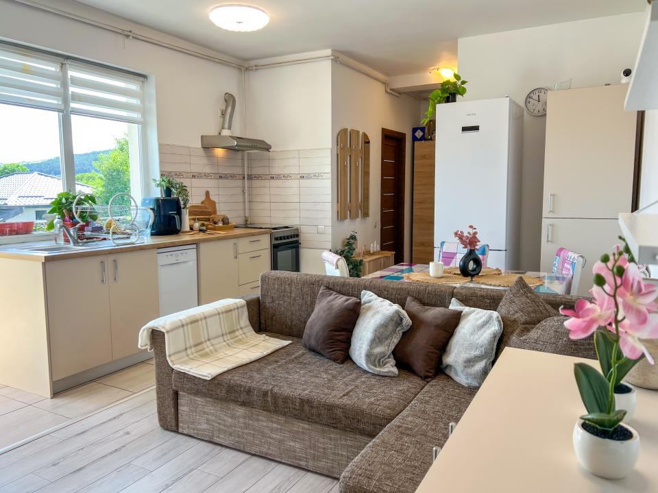 Apartament de 3 camere, 56 mp, parcare, str Tineretului