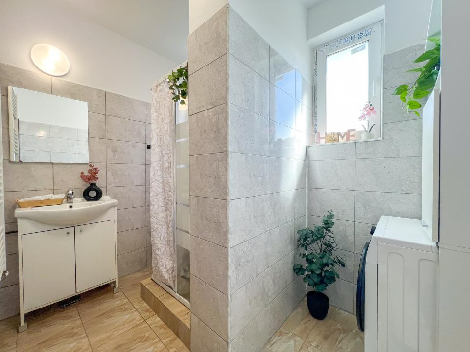 Apartament de 3 camere, 56 mp, parcare, str Tineretului