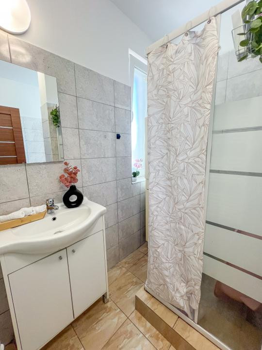 Apartament de 3 camere, 56 mp, parcare, str Tineretului