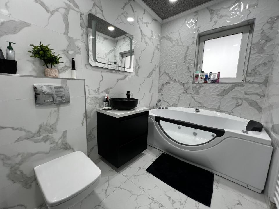 Apartament de 3 camere, 57 mp, parcare, zona Sesul de Sus