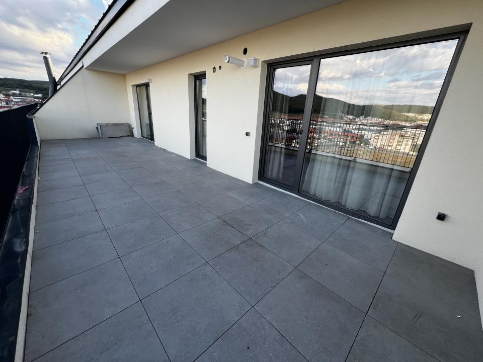 Apartament de 3 camere, 52 mp, 35 mp terasa, parcare, zona Eroilor