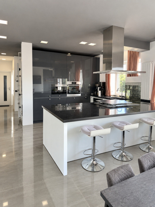 Penthouse de 4 camere, 84 mp, 44 mp terasa, parcare, zona Subcetate