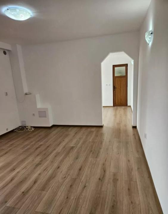 Apartament de 2 camere, proaspat RENOVAT, zona Parc Poligon
