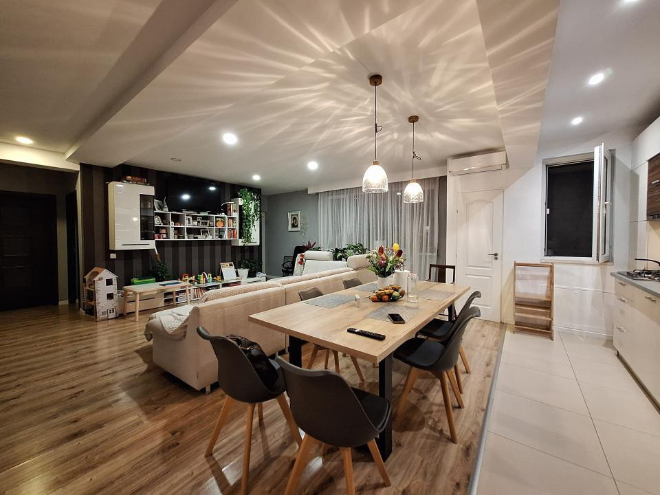 Apartament de 3 camere, 80 mp, parcare, zona Roka