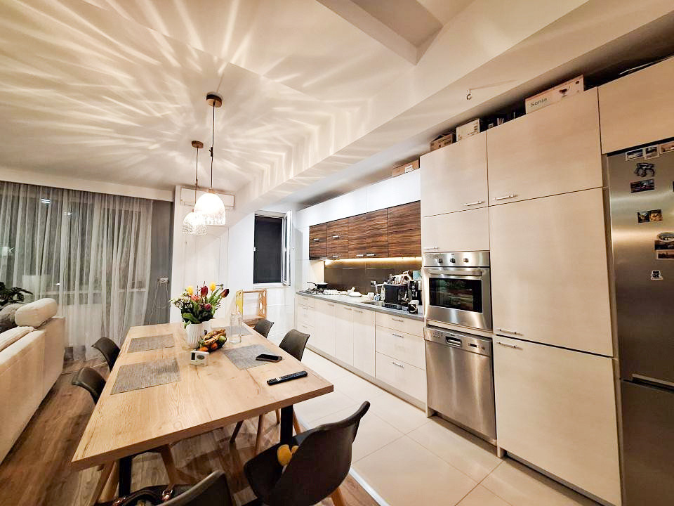 Apartament de 3 camere, 80 mp, parcare, zona Roka