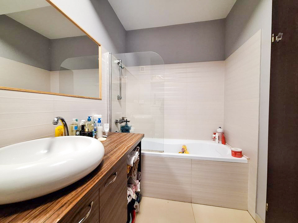 Apartament de 3 camere, 80 mp, parcare, zona Roka