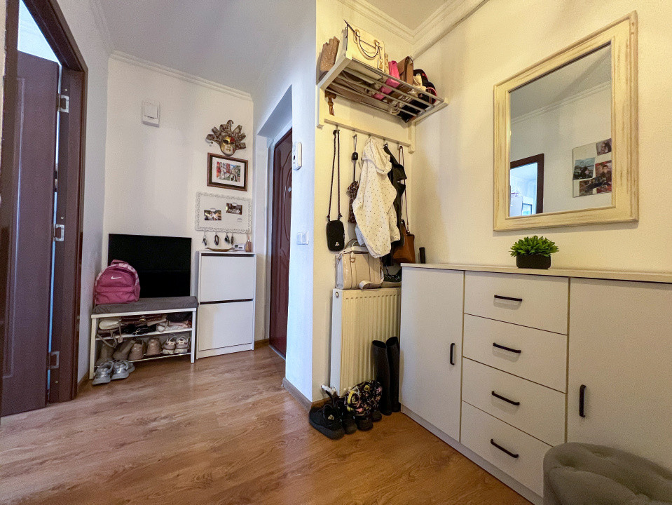 Apartament de 2 camere decomandate, parcare, str Eroilor