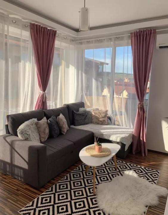Apartament de vânzare 3 camere utilat și mobilat complet