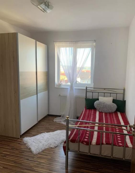 Apartament de vânzare 3 camere utilat și mobilat complet
